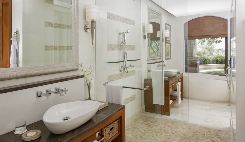 middle-east-holidays-abu-dhabi-st-regis-saadiyat-island-resort-hotel-superior-room-bathroom